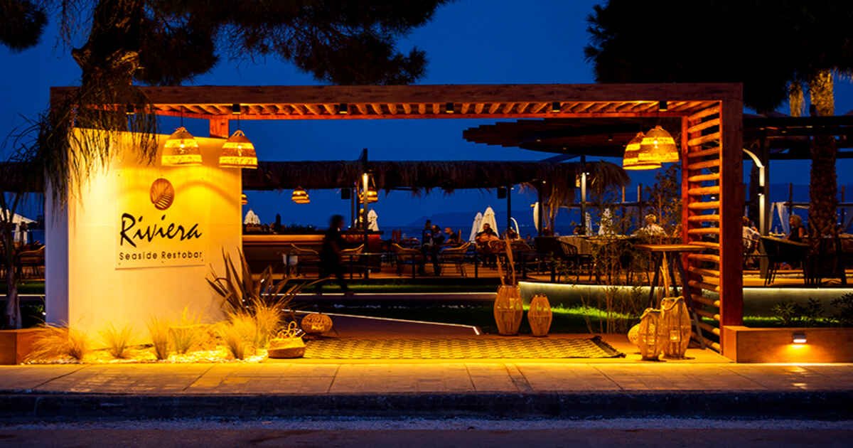 Η φωτισμένη είσοδος του Riviera Seaside Restobar στην Ερέτρια